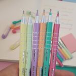 Kit Caneta Delta Perfumada Tons Pastel, Neon ou Tradicionais Goller (Com Cheirinho)