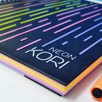 Caderno Colegial Tilibra Neon Kori Folhas Coloridas 80 Folhas