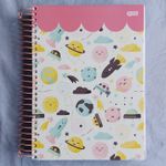 Caderno Escolar Capa Dura 15 Matérias Espiral Jandaia Life Girls Planetas Fofos 300 Folhas