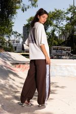 CALÇA TAFETÁ MARROM FAIXA LATERAL - STRIDE