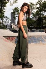 CALÇA TAFETÁ VERDE FAIXA LATERAL - STRIDE