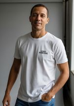 CAMISETA PREMIUM UNISSEX LEGACY BEGINS HERE BRANCO