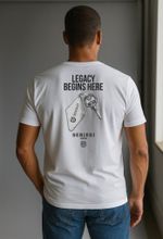 CAMISETA PREMIUM UNISSEX LEGACY BEGINS HERE BRANCO