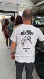 CAMISETA PREMIUM UNISSEX LEGACY BEGINS HERE BRANCO