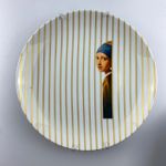 Prato Listrado - Menina do brinco de Pérolas - Greghi Design - 27cm
