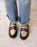 Mocassim Loafer Essential Couro Bicolor Cacau e Off White