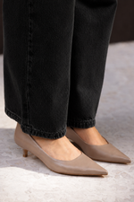 Scarpin Kitten Heel Couro Cinza Queimado