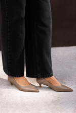 Scarpin Kitten Heel Couro Cinza Queimado