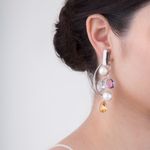 Brinco Pérolas Brancas e Pedras Coloridas Prata de Lei