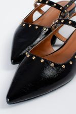 Sapatilha Slingback Bico Fino com Tiras e Aplicações Douradas Ravenna