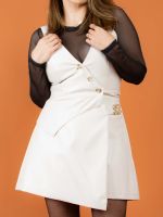 Conjunto Feminino em Couro Eco com Blusa de Botões e Saia com Fivela Mari