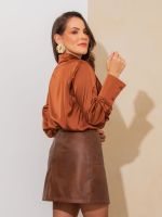 Saia Feminina Curta em Couro Eco com Recortes Betina