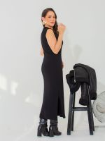 Vestido Feminino Midi de Tricô Canelado Gola Alta com Fenda Antônia