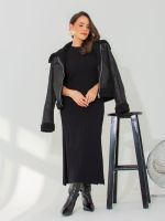 Vestido Feminino Midi de Tricô Canelado Gola Alta com Fenda Antônia