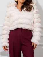 Jaqueta Feminina Peluciada Cropped com Capuz Selena