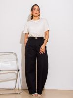 Camiseta Feminina 100% Algodão Manga Curta com Bordado na Gola Elisa