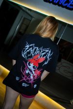 Camiseta Oversized Florzinha Dark - Preta
