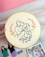 Quadro bordado com Foto + Flores + Frases