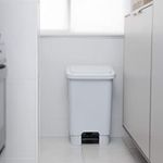 Lixeira 50L com Pedal Branca/Preta Astra UN