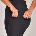 Legging Fitness Preta Com Bolso Canelada