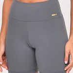 Bermuda Fitness Poliamida Lisa Cinza Básica