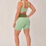 Conjunto Bermuda Fitness Recortes Verde Tropic