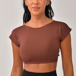 Top Cropped Fitness Com Manga Marrom 