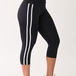 Calça Legging Curta Preta Com Listras Capri