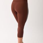 Calça Legging Curta Marrom Com Listras Capri