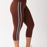 Calça Legging Curta Marrom Com Listras Capri