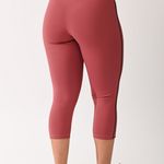Calça Legging Curta Rosa Com Listras Capri