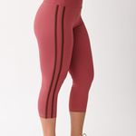 Calça Legging Curta Rosa Com Listras Capri