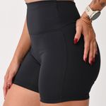 Short Preto Cós Alto Com Detalhe Levanta Bumbum UP