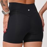 Short Preto Cós Alto Com Detalhe Levanta Bumbum UP