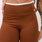 Short Fitness Marrom Recortes Iris