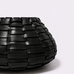 Vaso Vulcão Maia Couro Tressê 25x15h | Preto