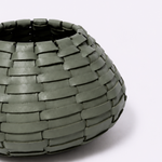 Vaso Vulcão Maia Couro Tressê 25x15h | Verde