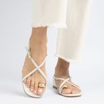 Sandália Rasteira Off White com Detalhe Metal Dourado no Dedo