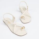 Sandália Rasteira Off White com Detalhe Metal Dourado no Dedo