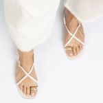 Sandália Rasteira Off White com Detalhe Metal Dourado no Dedo