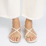 Sandália Rasteira Off White com Detalhe Metal Dourado no Dedo