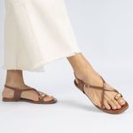 Sandália Rasteira Caramelo com Detalhe Metal Dourado no Dedo