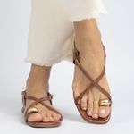 Sandália Rasteira Caramelo com Detalhe Metal Dourado no Dedo