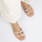 Rasteira Casual Nude Detalhe Metal Dourado