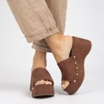 Tamanco Plataforma Marrom com Tachas Douradas