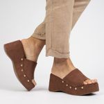 Tamanco Plataforma Marrom com Tachas Douradas