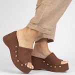 Tamanco Plataforma Marrom com Tachas Douradas