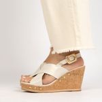 Sandália Anabela Off White Frente Cruzada Com Tachas