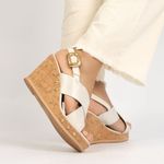 Sandália Anabela Off White Frente Cruzada Com Tachas