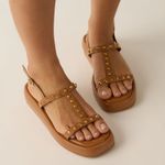 Sandália Flatform Tiras com Tachas Douradas Camel